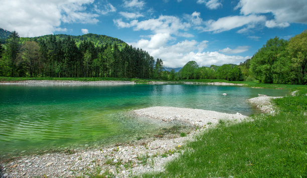 绿色的湖图片下载