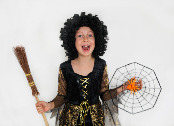 万圣节的小女巫拿着扫帚图片下载