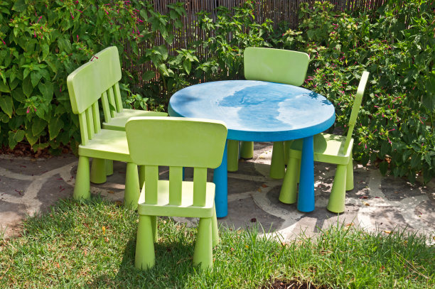 绿色庭院里的儿童花园家具图片下载