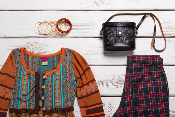 绣花上衣和手镯。图片下载