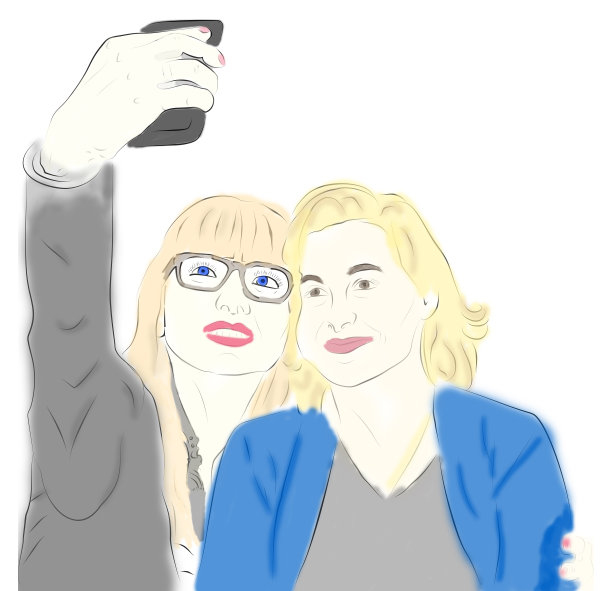 两个朋友在用智能手机自拍图片下载