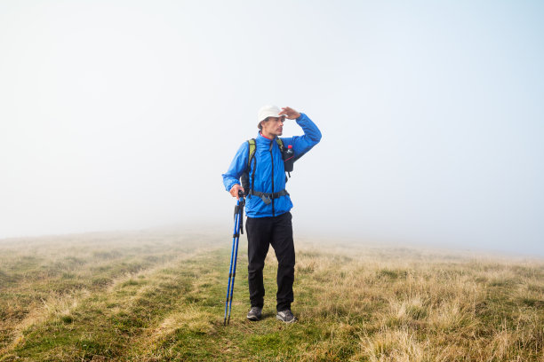 在雾中看路的人图片下载