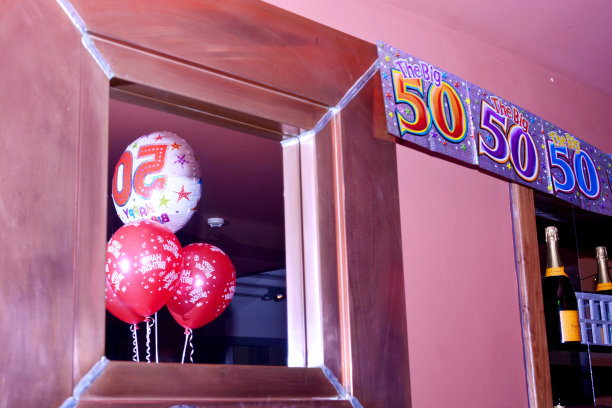 生日聚会气球镜子反射图片下载