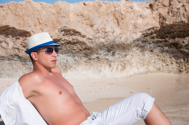 海滩上的年轻人图片下载