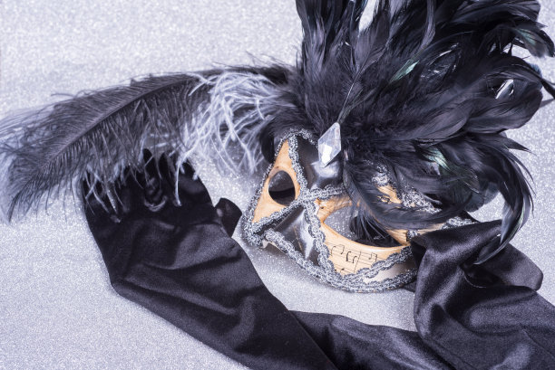 木制的狂欢节面具与羽毛在闪光图片下载