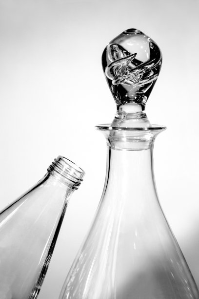 瓶,玻璃水瓶。夫妻、友谊或尊重的概念。图片下载