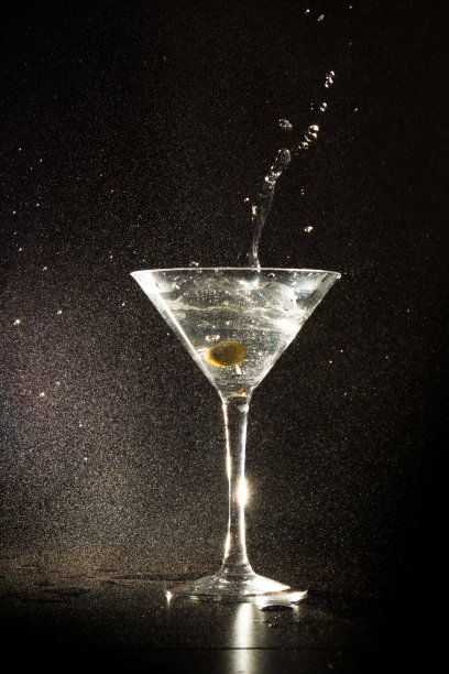 水飞溅:马提尼杯中橄榄图片下载