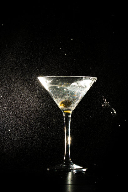 水飞溅:马提尼杯中橄榄图片下载