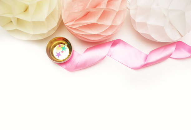 纸彩色的球。表视图和模拟的背景。婚礼的背景。纸屑和星星。平躺’’图片下载