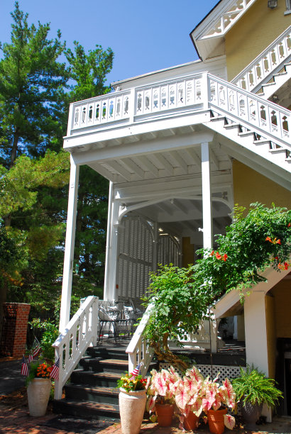 乡村维多利亚门廊与白色修剪和藤蔓图片下载