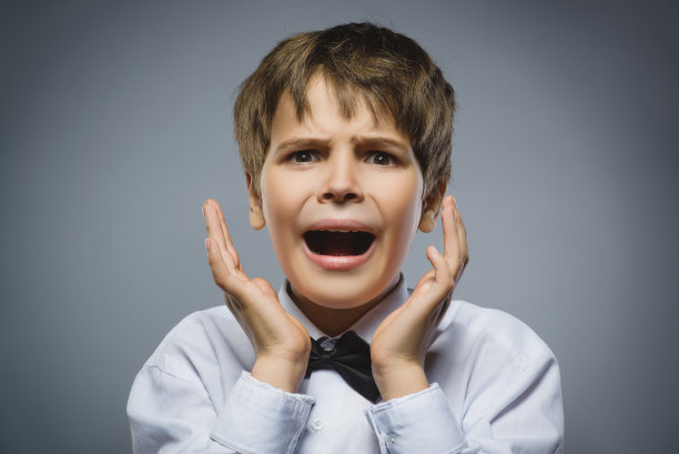 特写的英俊男孩与惊讶的表情，而站图片下载