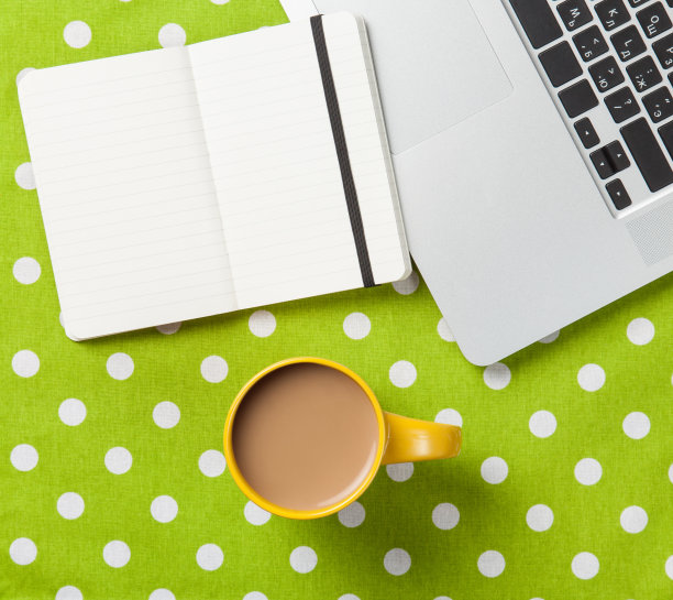 杯子和笔记本电脑旁边的笔记本电脑图片下载