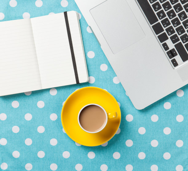 杯子和笔记本电脑旁边的笔记本电脑图片下载