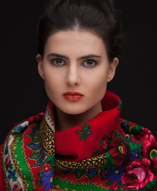 年轻的俄罗斯褐发女子工作室肖像图片下载