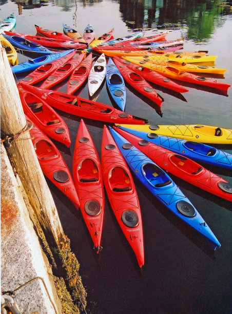 停泊在湖中的船只的高角度视图图片下载