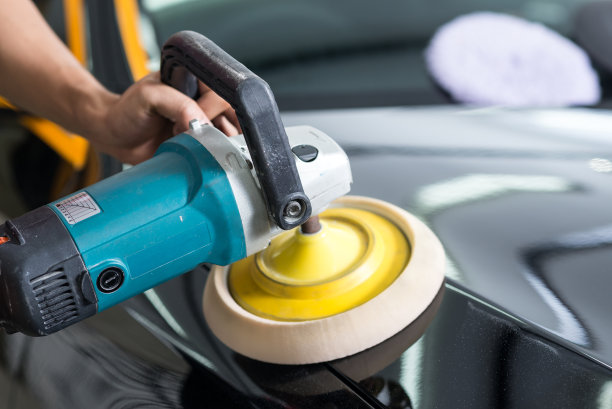 轿车抛光系列:黑色轿车抛光素材图片