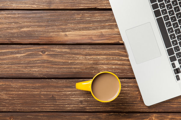 一杯咖啡和一台笔记本电脑图片下载