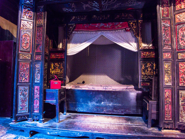 苗族传统的雕花床图片下载