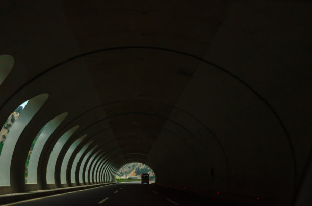 安纳托利亚公路隧道的风景图片下载