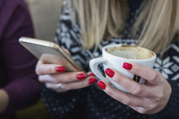打电话和喝咖啡图片下载