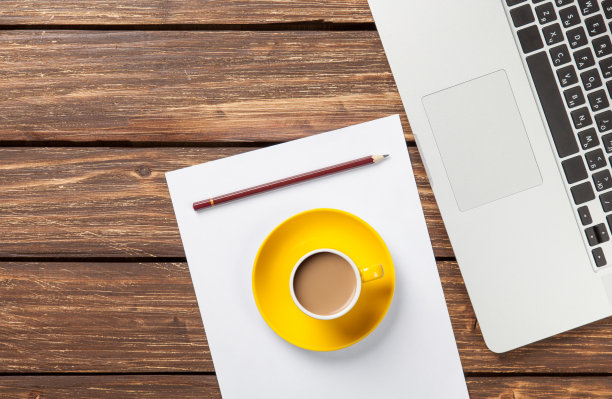 一杯咖啡，一张纸和笔记本电脑图片下载