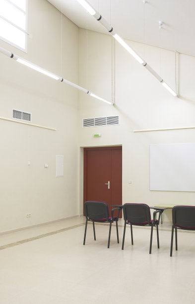 室内教室，白色墙壁和椅子。图片下载