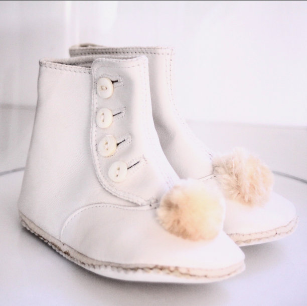 古董婴儿鞋靴子绒球绒1900白色图片下载