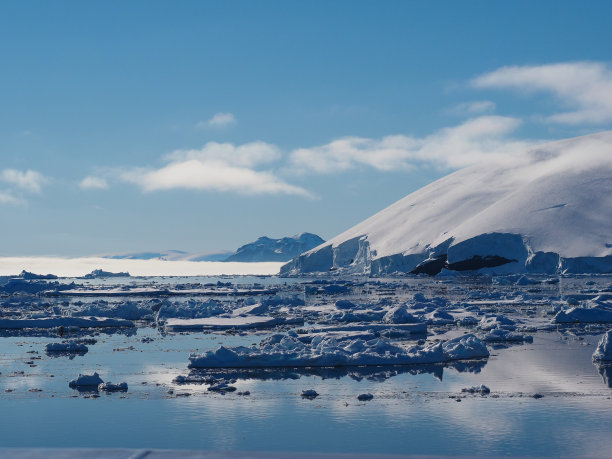 南极洲的冰山景观图片下载