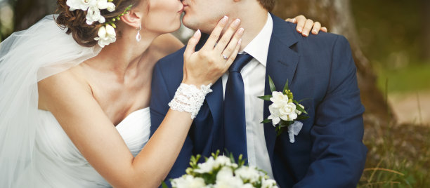 新婚夫妇在一起。图片下载