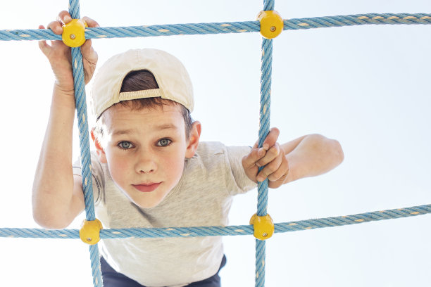 操场上的男孩特写图片下载