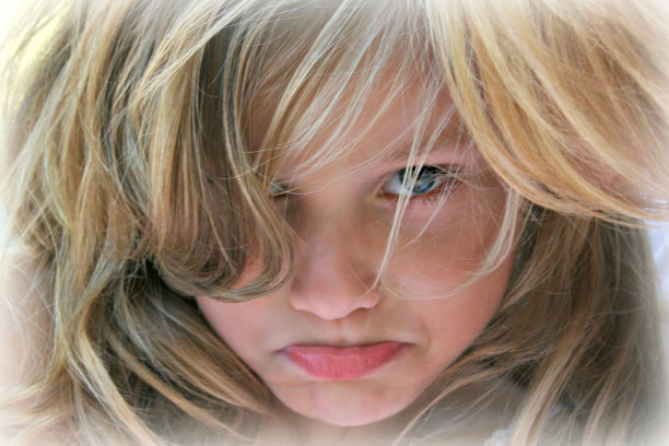 年轻的女孩有一张悲伤的脸图片下载