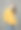 一个穿着黄色毛衣和牛仔裤的女人的肖像。图片下载