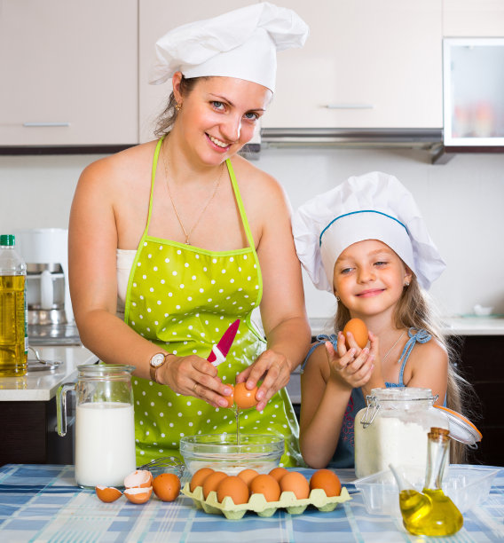 小女孩和妈妈在厨房图片下载