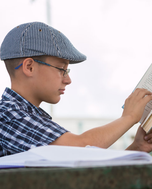 一个在公园里学习的孩子的肖像图片下载