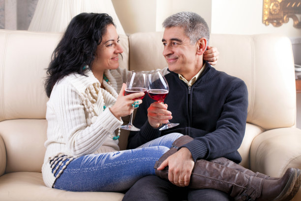 幸福相爱的成熟夫妻图片下载