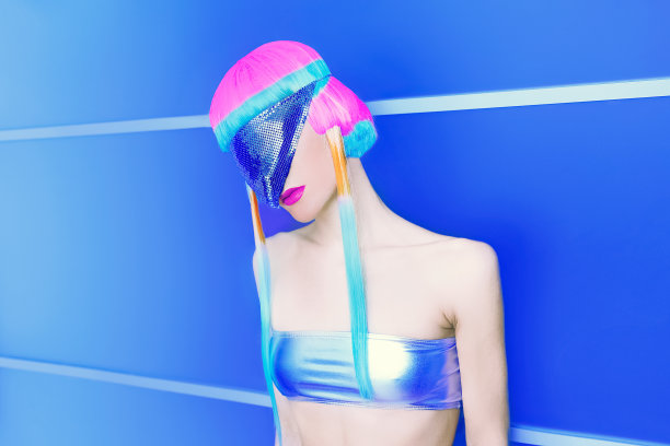 空间的女士。不真实的聚会。时尚俱乐部派对风格图片下载