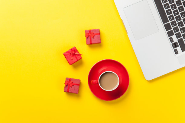 一杯咖啡和一台笔记本电脑图片下载