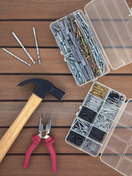 羊角锤、钉子和钳子图片下载