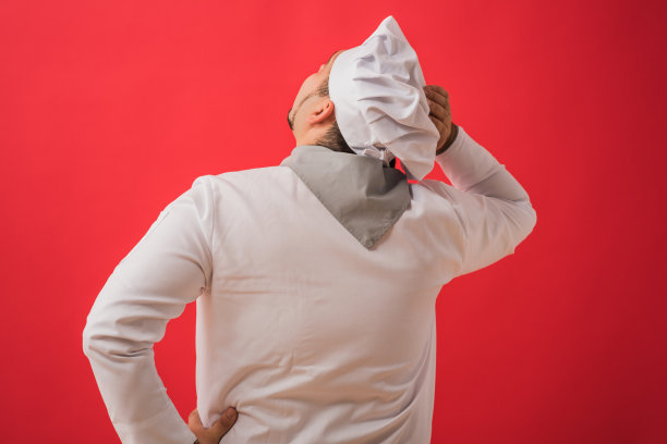 穿着厨师制服的白人男人的画像。后方。图片下载