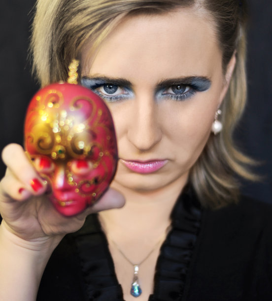 戴面具的年轻女子图片下载