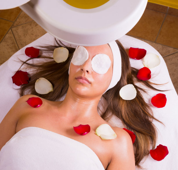 美丽的女人在美容院。图片下载