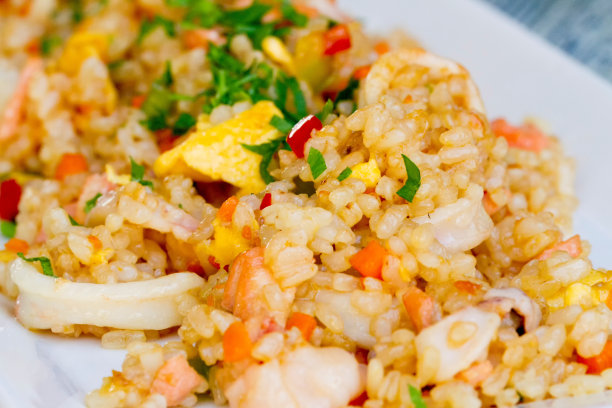 意大利烩饭，煮米饭和海鲜的美味菜肴。图片下载
