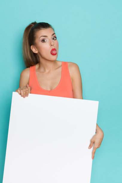 拿着白色海报伸出舌头的女孩图片下载