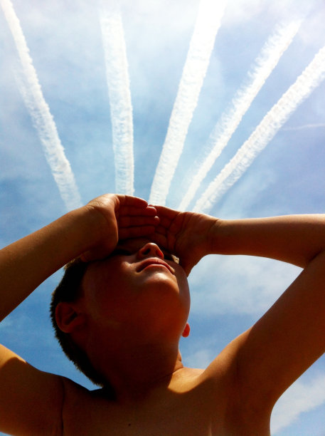 男孩看航展上图片下载