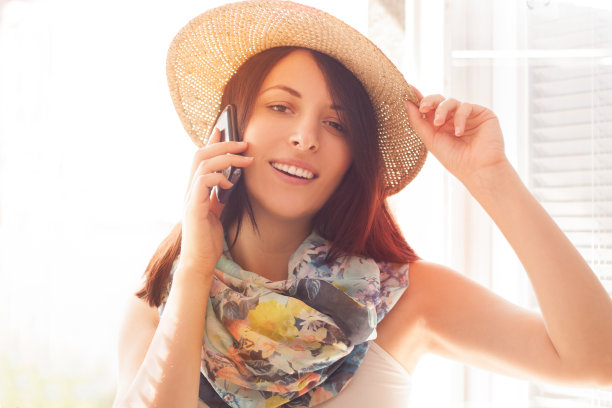 时髦的用手机聊天图片下载