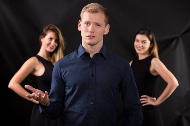 两个女人勾引帅哥图片下载