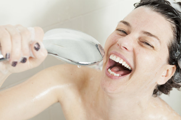 洗澡的女人图片下载