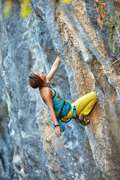 攀岩者爬上悬崖图片下载