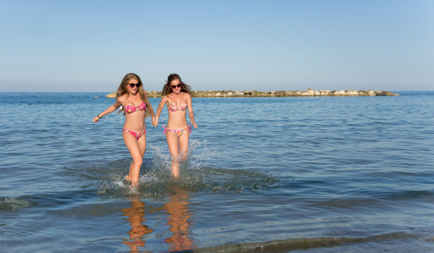 女孩们在海里奔跑图片下载