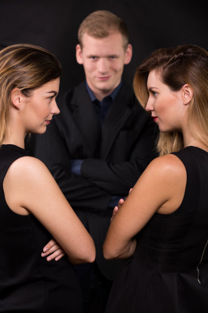 两个嫉妒的女人图片下载